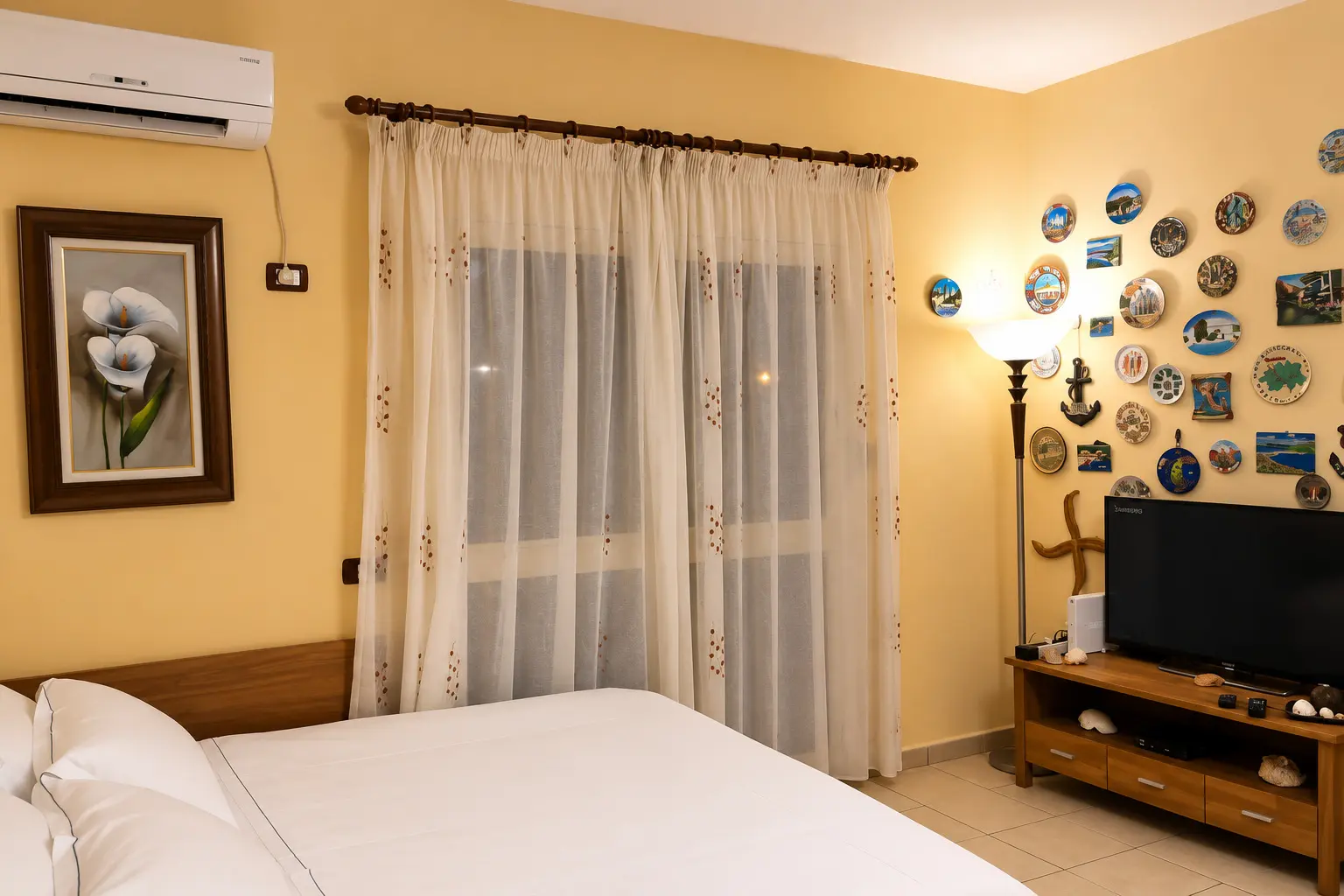 The bedroom with a double bed and a window onto the sea